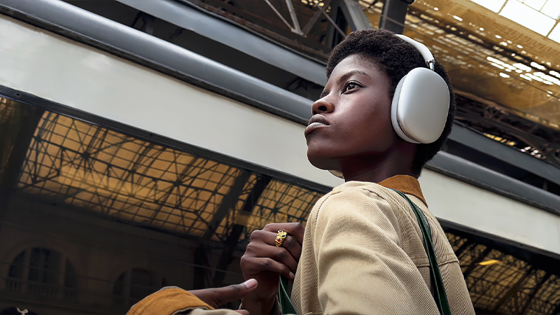 AirPods Maxの装着イメージ