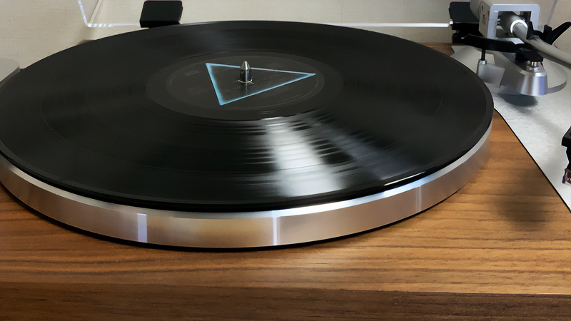 アナログレコードとターンテーブルの画像