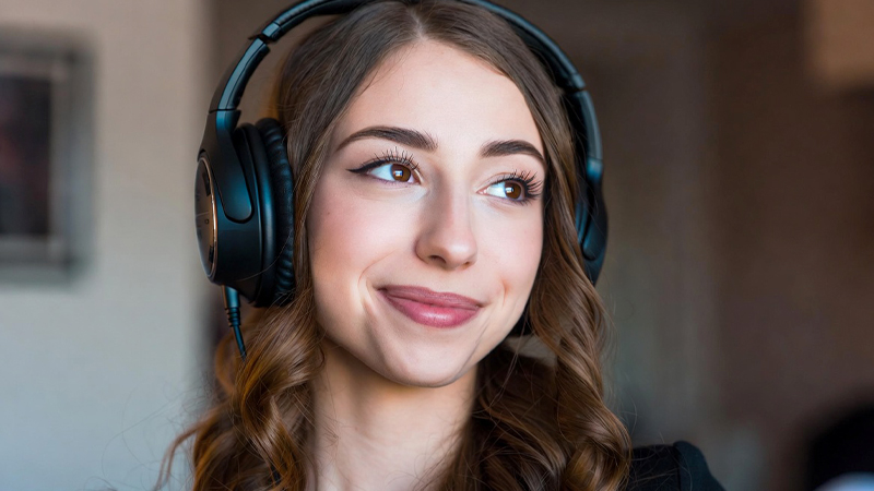 ヘッドホンで音楽を聴く女性のイメージ画像