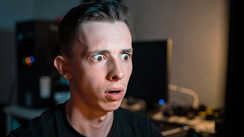 プレイ中に驚いているユーザーのイメージ画像