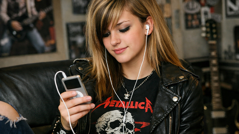 音楽鑑賞する若者のイメージ画像