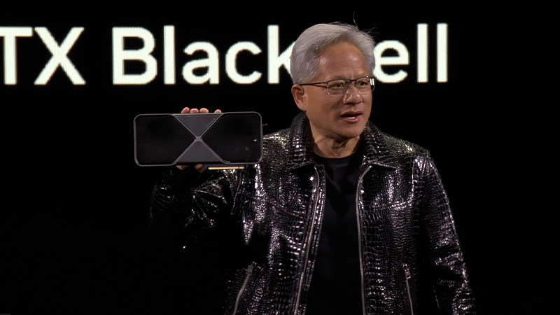 RTX 5090を手に取るNVIDIAのジェンスン・フアンCEO