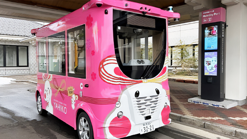 弥彦村役場の前に設置したモビリティポートと「MiCa」