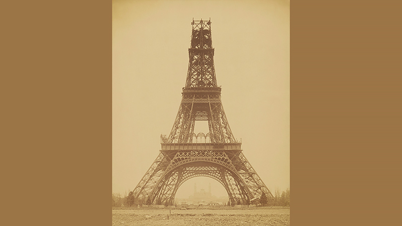 建設途中のエッフェル塔