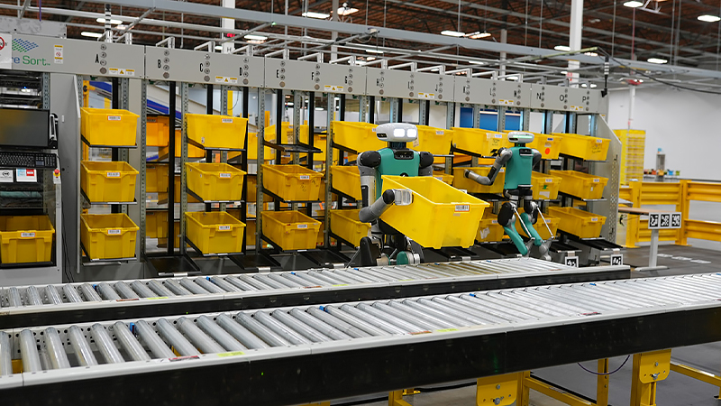 倉庫内で働く「Digit」