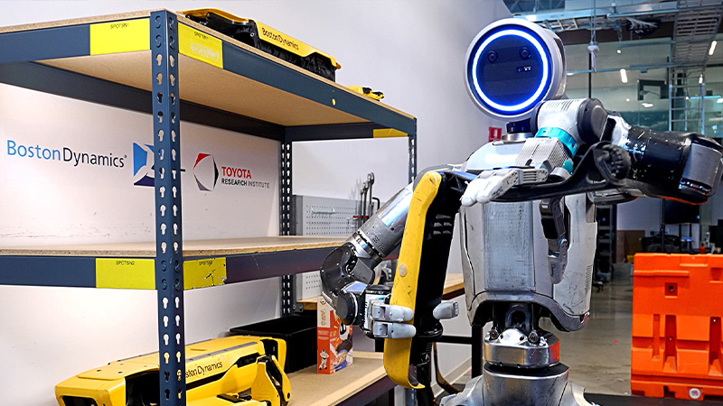 部品を手で掴んでいる「Atlas」