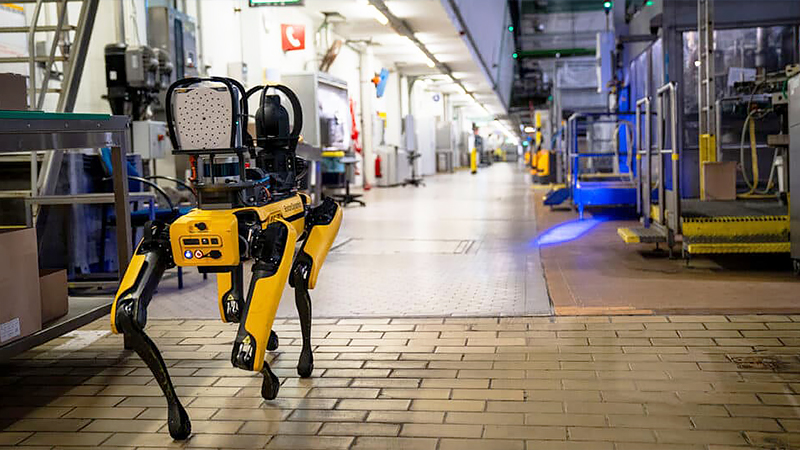 工場内部を巡回するSpot