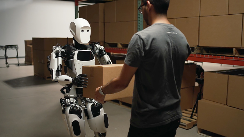 荷物の受け渡しを行なっているApollo