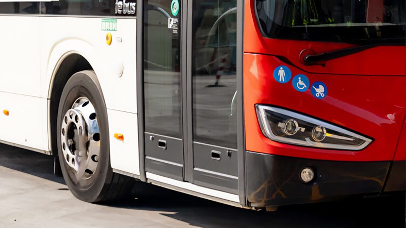 バルセロナを走るバスのアップ画像