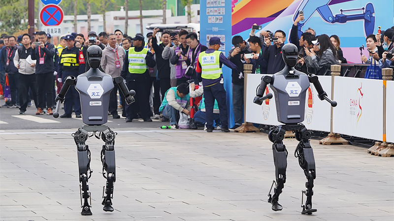 デモンストレーションランを披露するロボットたち