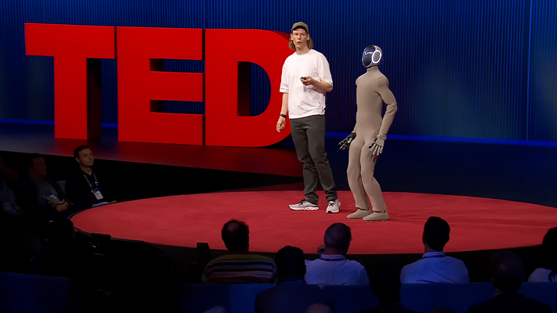 TEDでプレゼンを行うボーニッチ氏とAIロボットの「NEO」