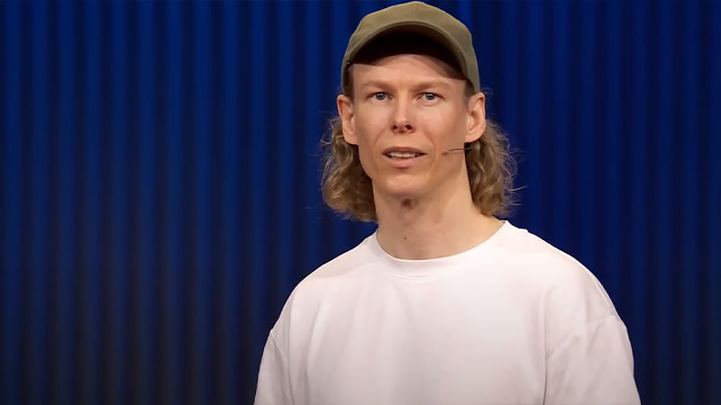 TEDで講演を行うボーニッチCEO