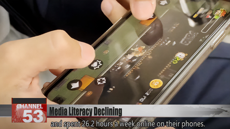スマホで遊ぶ台湾の若者のイメージ