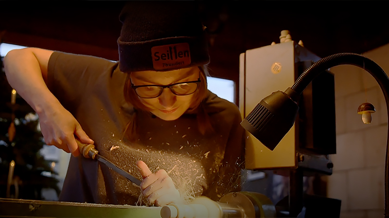 ドイツの「木製玩具職人見習い」の女性