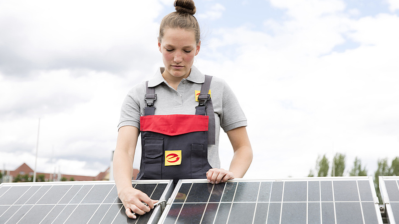 ソーラーパネルを設置するドイツの工業職人女性