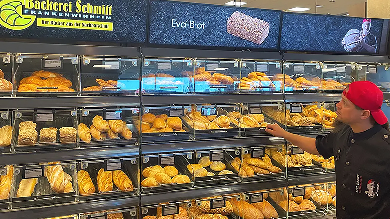 「Bäckerei Schmitt(シュミット・ベーカリー)」のセルフサービス棚