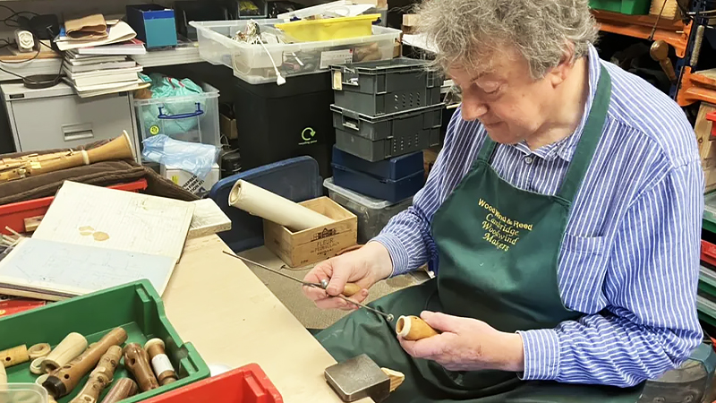 イギリスの伝統的な木管楽器制作の様子