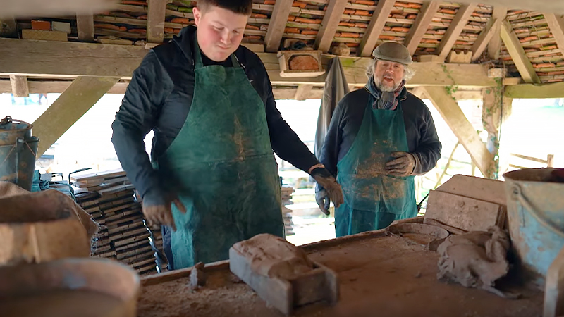 「伝統技能体験デー」でレンガ造りを体験している若者