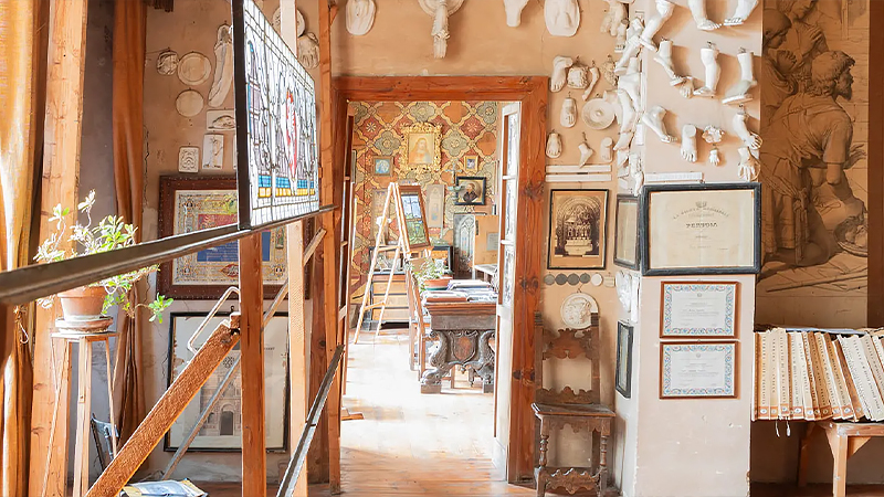 「Place of Wonders Foundation」と提携して工房体験を提供するステンドグラス職人の仕事場