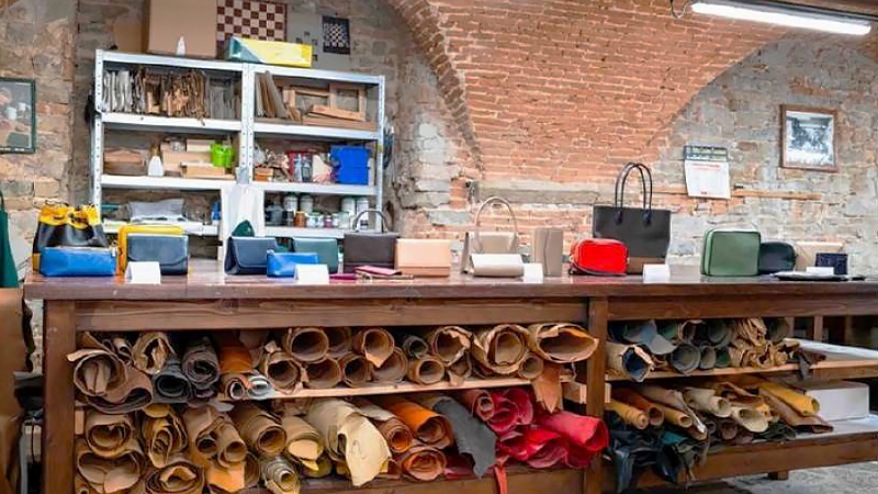 「Scuola del Cuoio」の工房と革製品