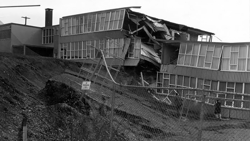 地震によって倒壊したアンカレッジの学校の写真