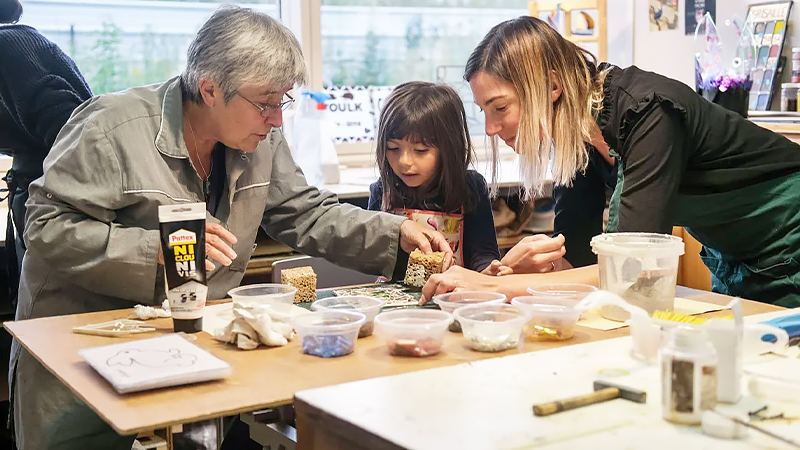 Wecandooが開催している家族参加のステンドグラス作りワークショップ