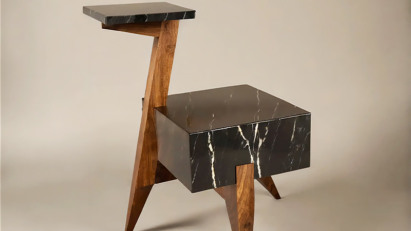 「JAÙH」による大理石とウォールナットを使用した椅子