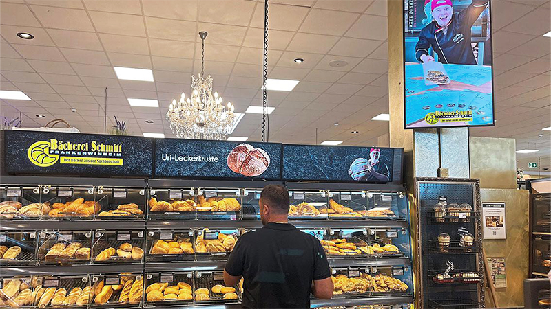 「Bäckerei Schmitt(シュミット・ベーカリー)」のセルフサービス棚