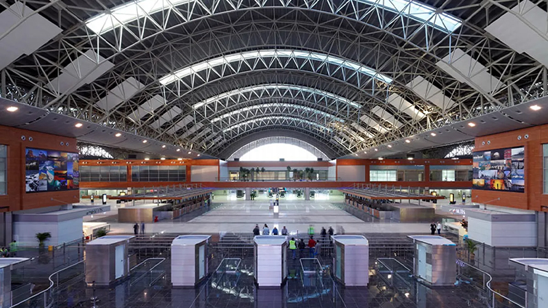 サビハ・ギョクチェン国際空港の新ターミナル内部の画像