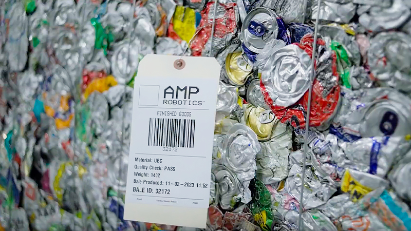 選別されたアルミ缶の塊