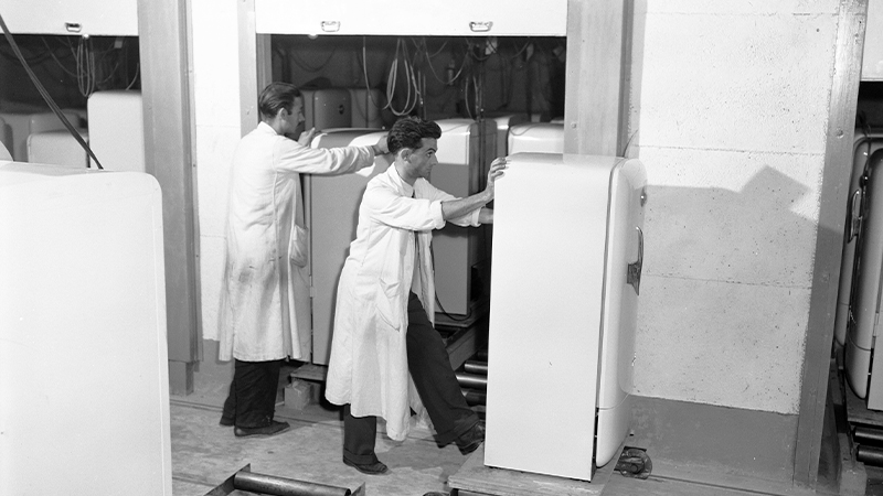 1950年代に撮影されたフランスの冷蔵庫工場