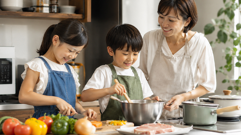 調理を楽しむ日本人親子のイメージ画像
